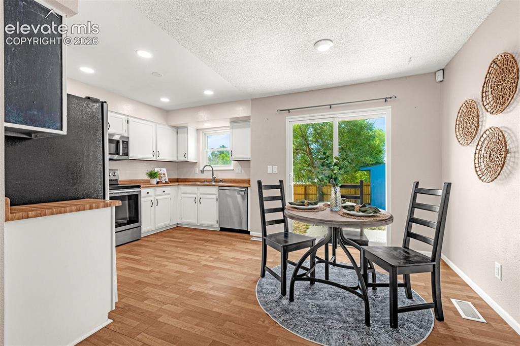 Image 7 of 31: Kitchen