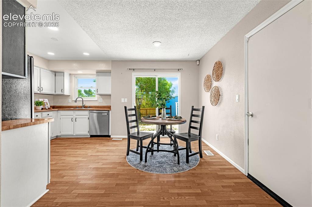 Image 8 of 31: Dining Area
