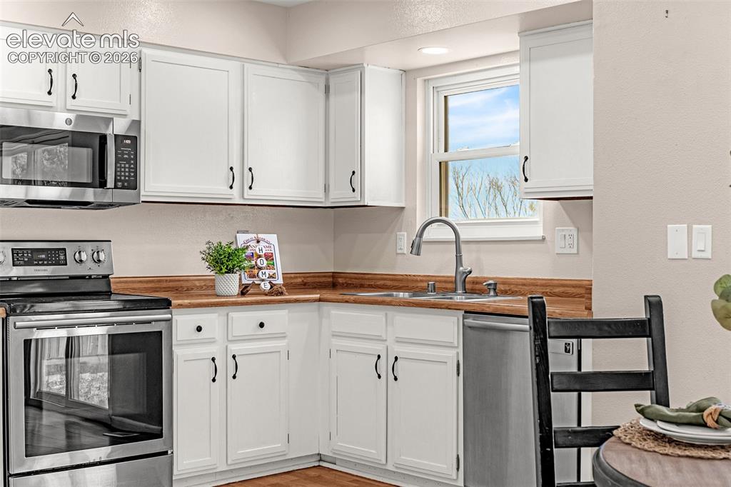Image 9 of 31: Kitchen