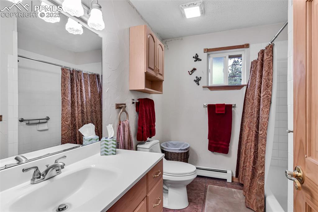 Image 25 of 43: Bathroom