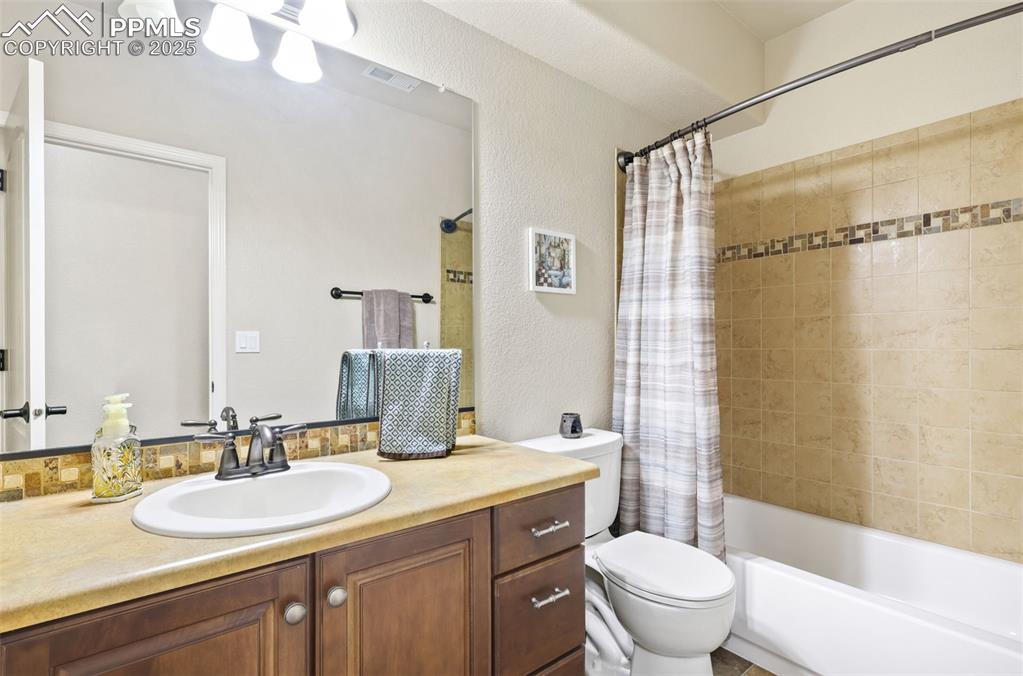 Image 27 of 29: Bathroom