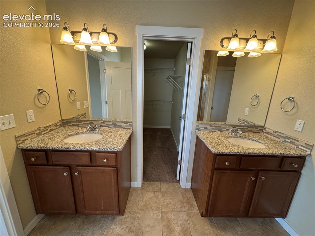 Image 10 of 27: Bathroom