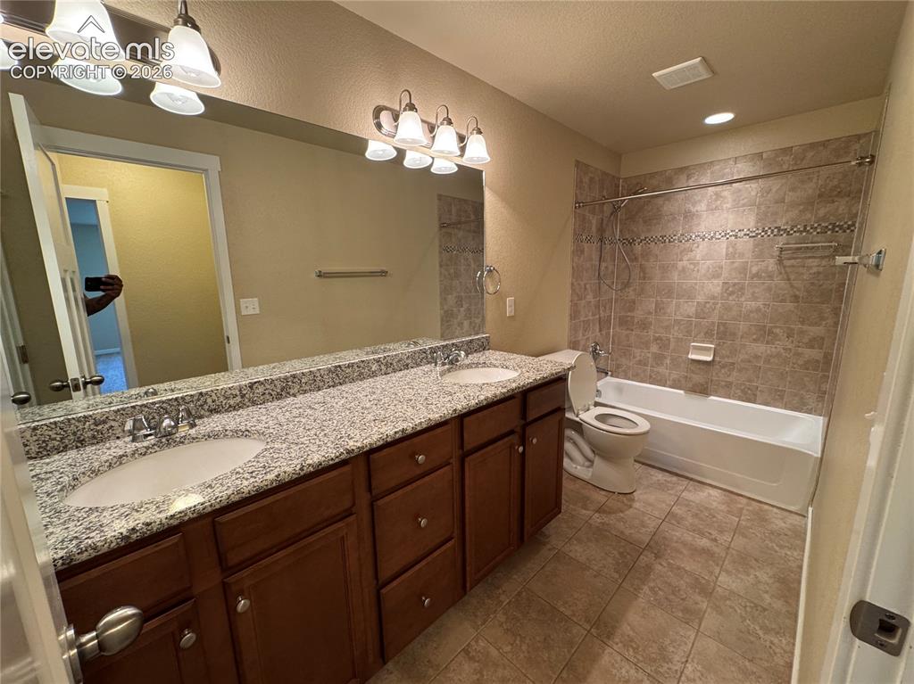 Image 22 of 27: Bathroom