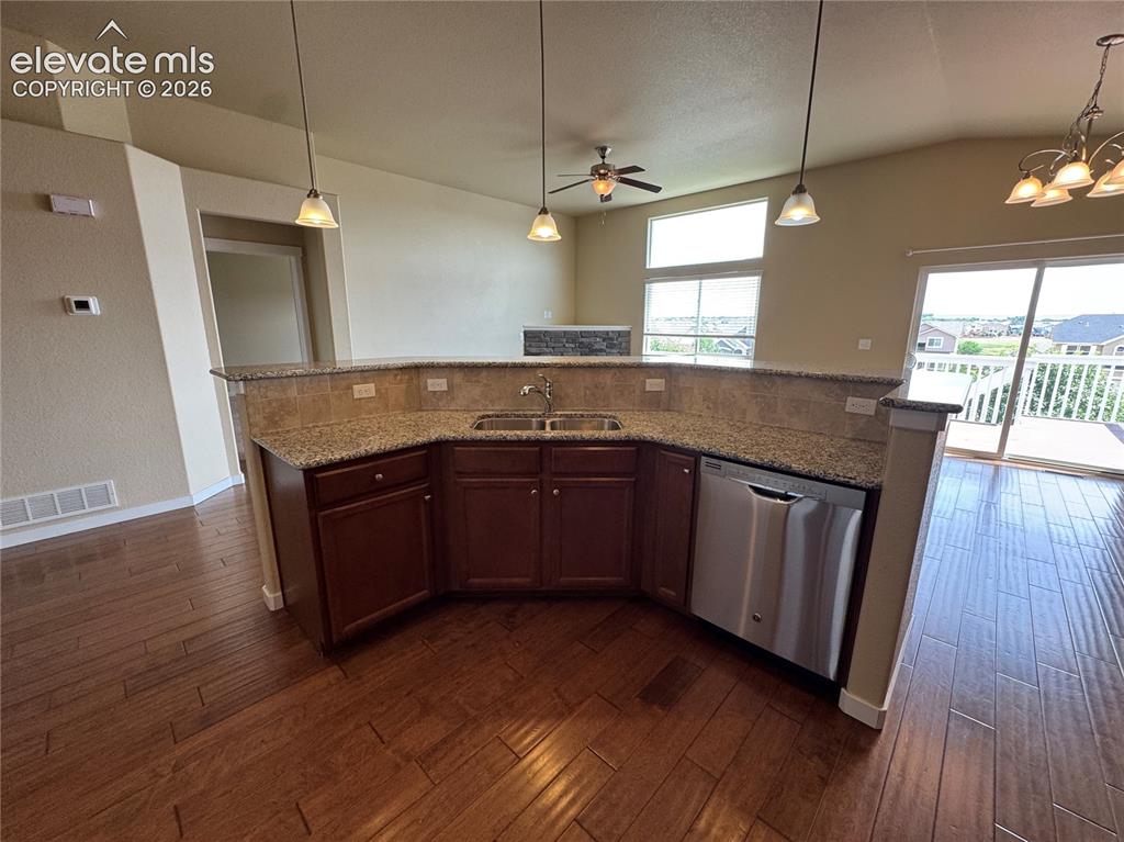 Image 5 of 27: Kitchen