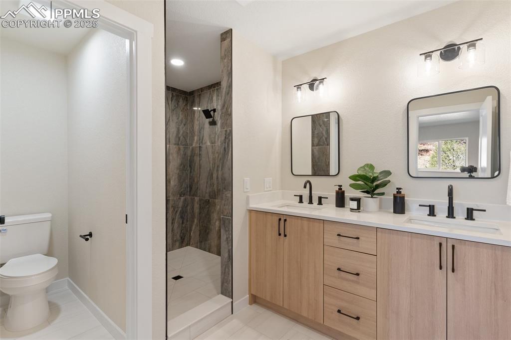 Image 4 of 37: Bathroom