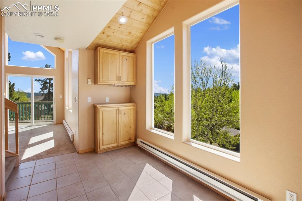 Image 10 of 50: Dining Area