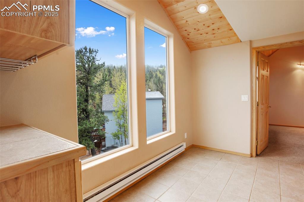 Image 11 of 50: Dining Area