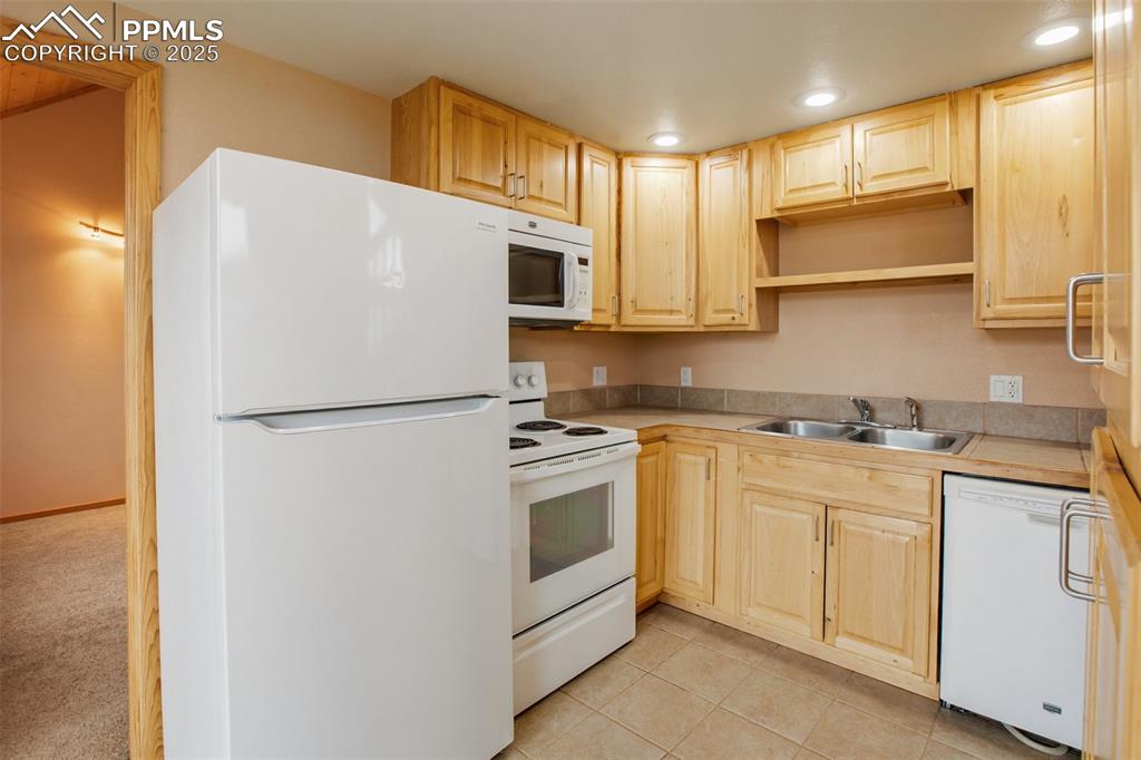 Image 12 of 50: Kitchen