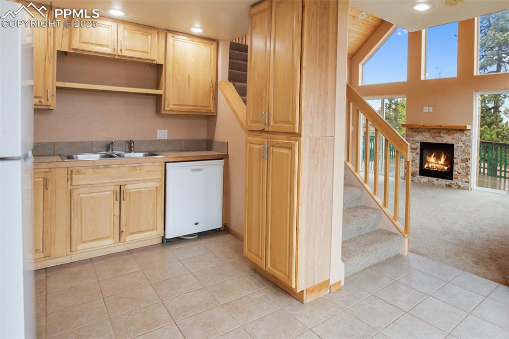 Image 13 of 50: Kitchen