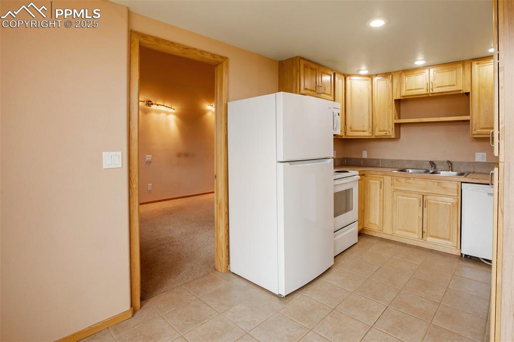 Image 15 of 50: Kitchen