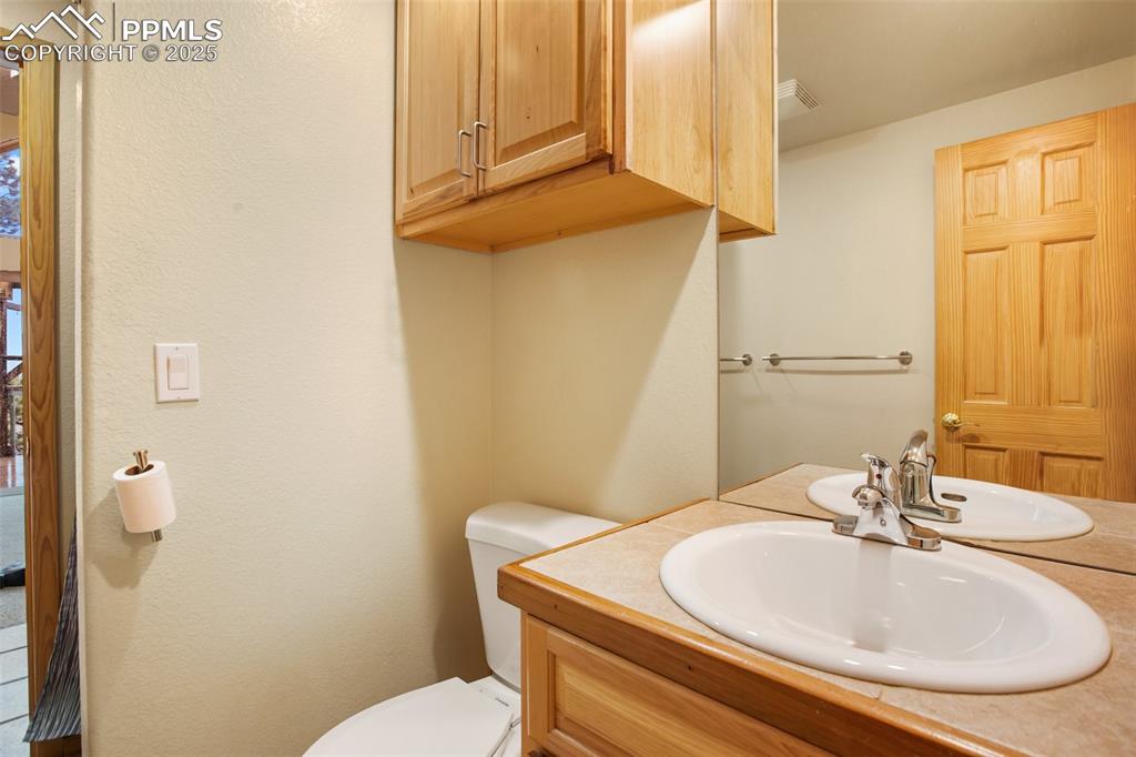 Image 20 of 50: Jack and Jill bathroom