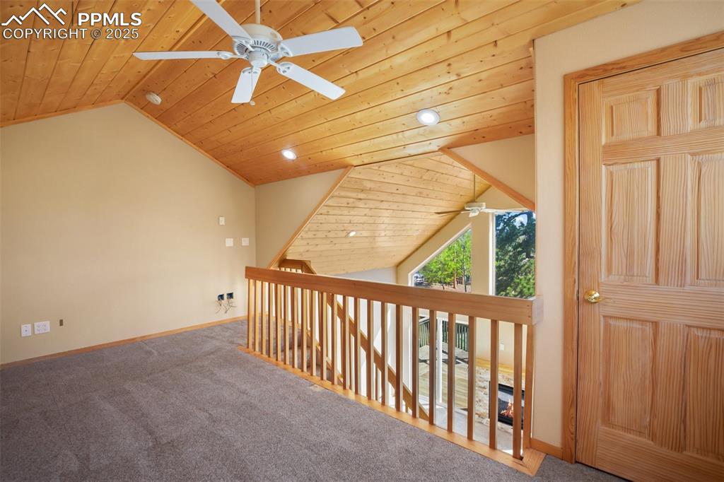 Image 22 of 50: Bedroom