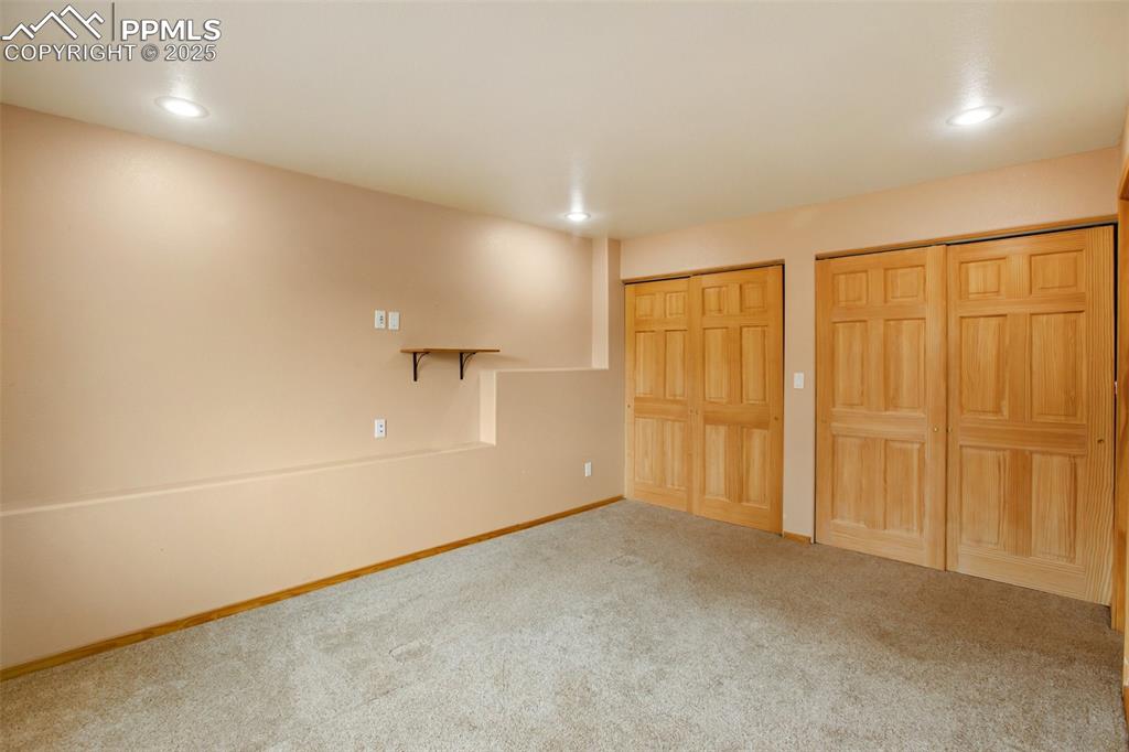 Image 29 of 50: Bedroom