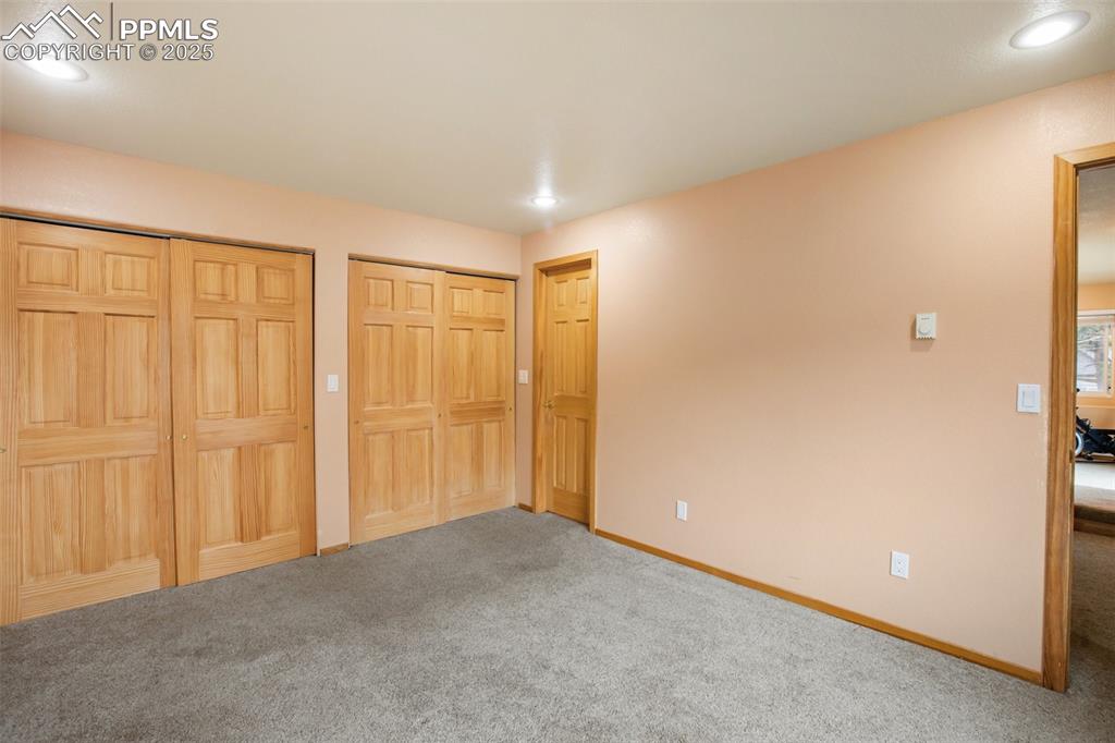 Image 31 of 50: Bedroom