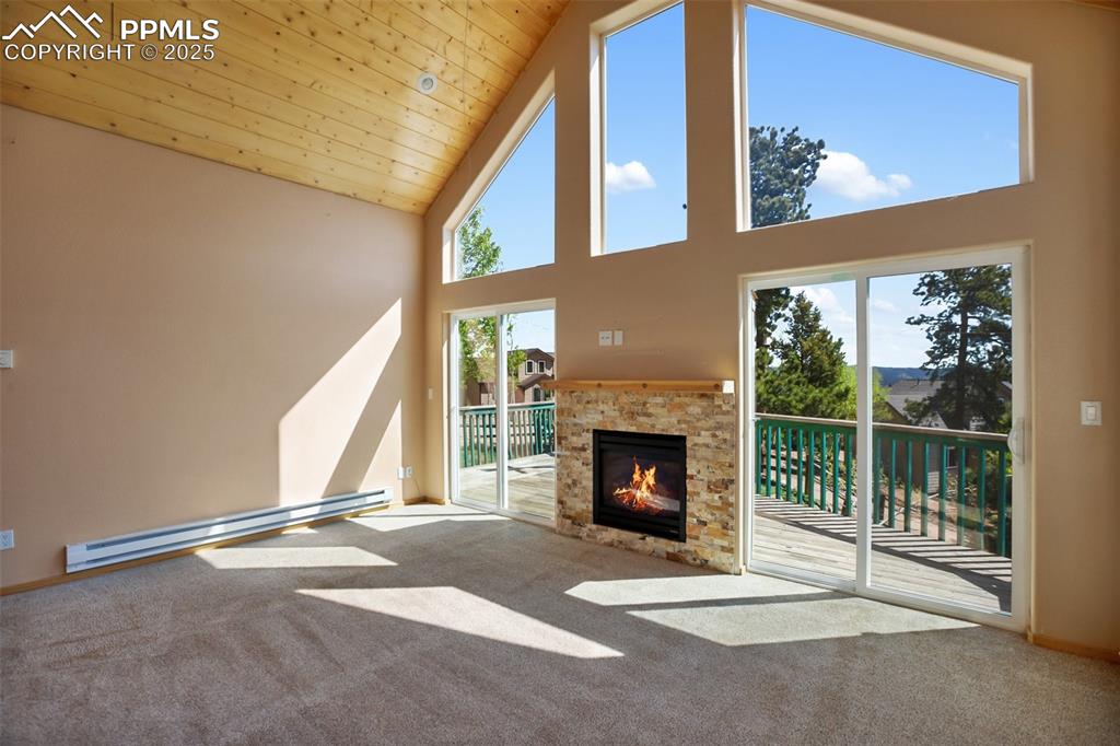 Image 4 of 50: Living Room