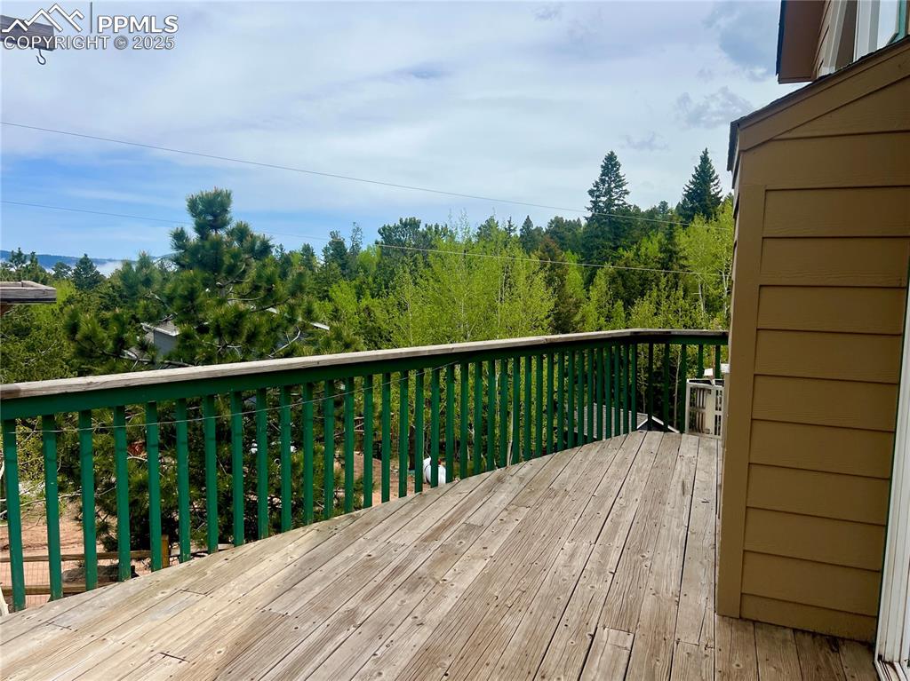 Image 40 of 50: Deck