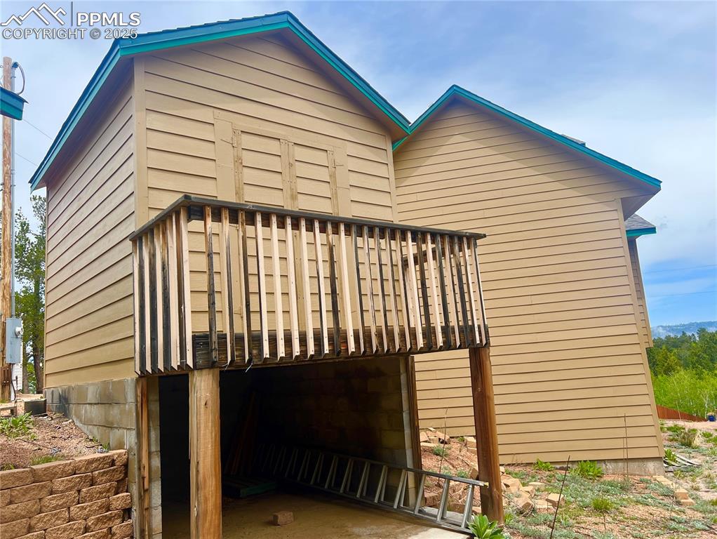 Image 47 of 50: Back of storage shed has lower storage area