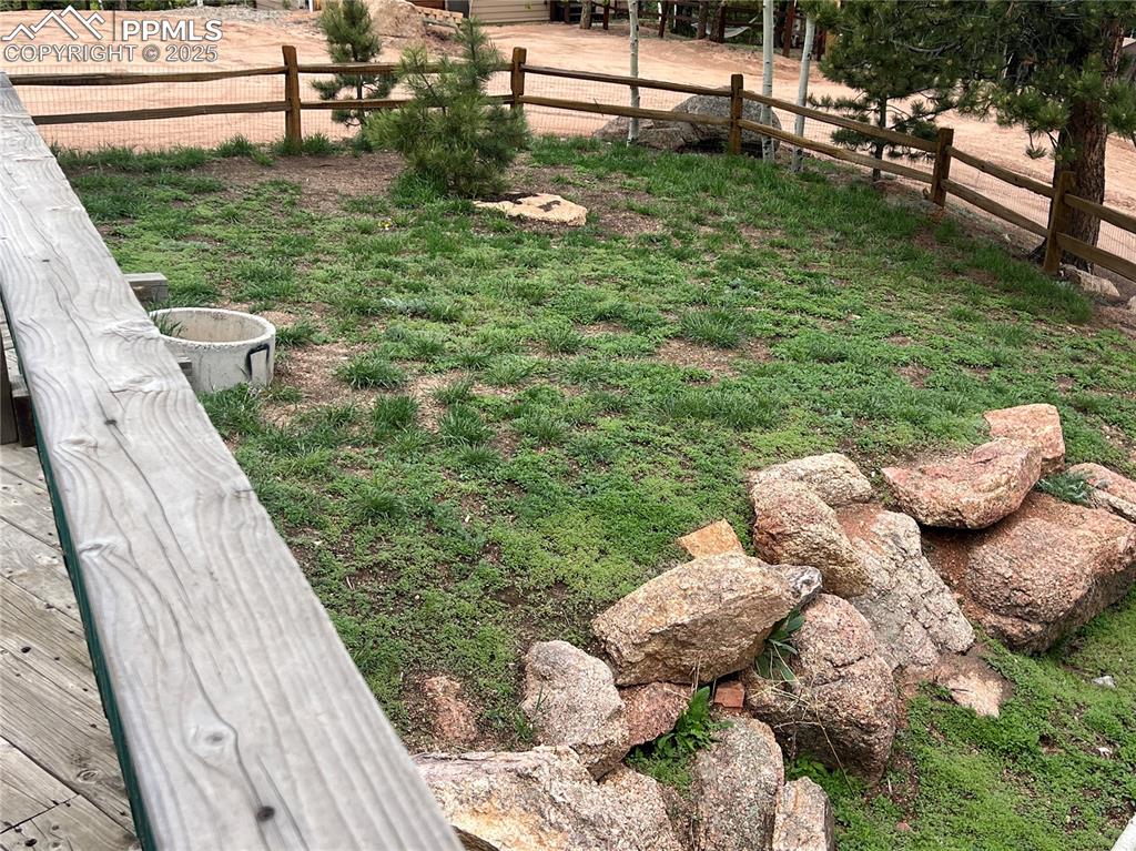 Image 48 of 50: Yard