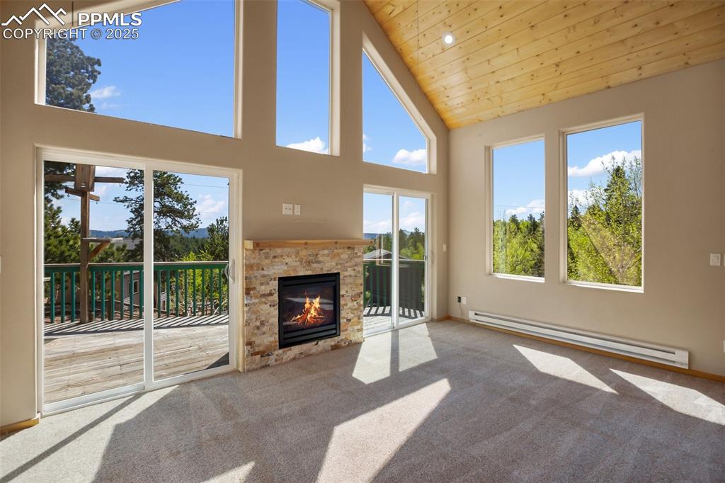 Image 5 of 50: Living Room