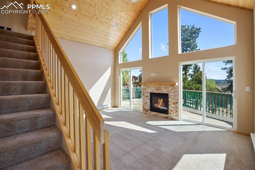 Image 7 of 50: Living Room