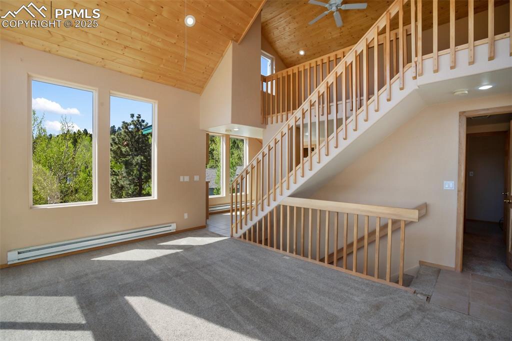 Image 8 of 50: Living Room