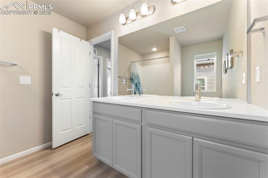 Image 21 of 38: Upstairs Guest Bathroom