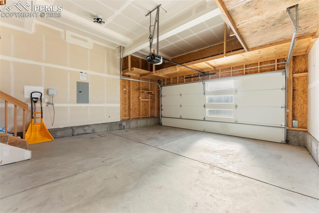 Image 35 of 38: Garage