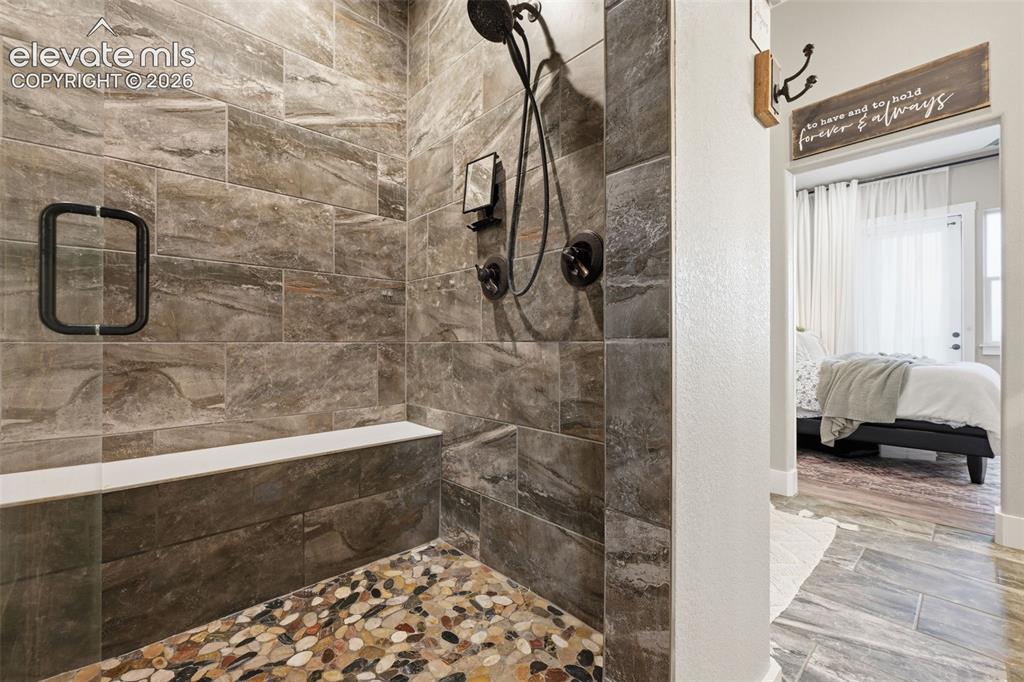 Image 18 of 41: Bathroom