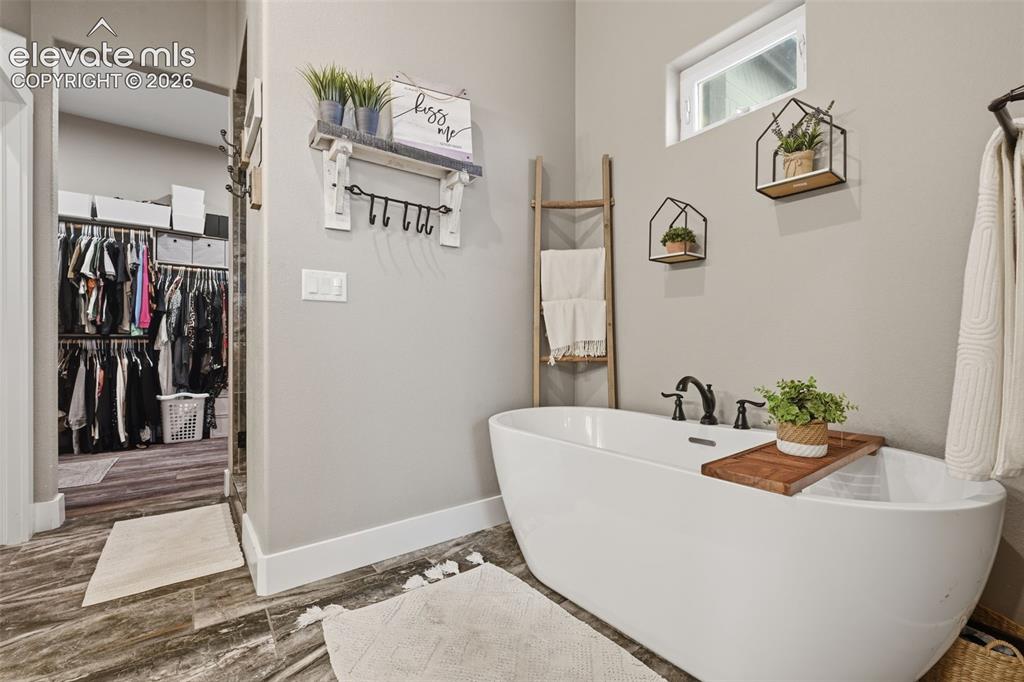 Image 19 of 41: Bathroom