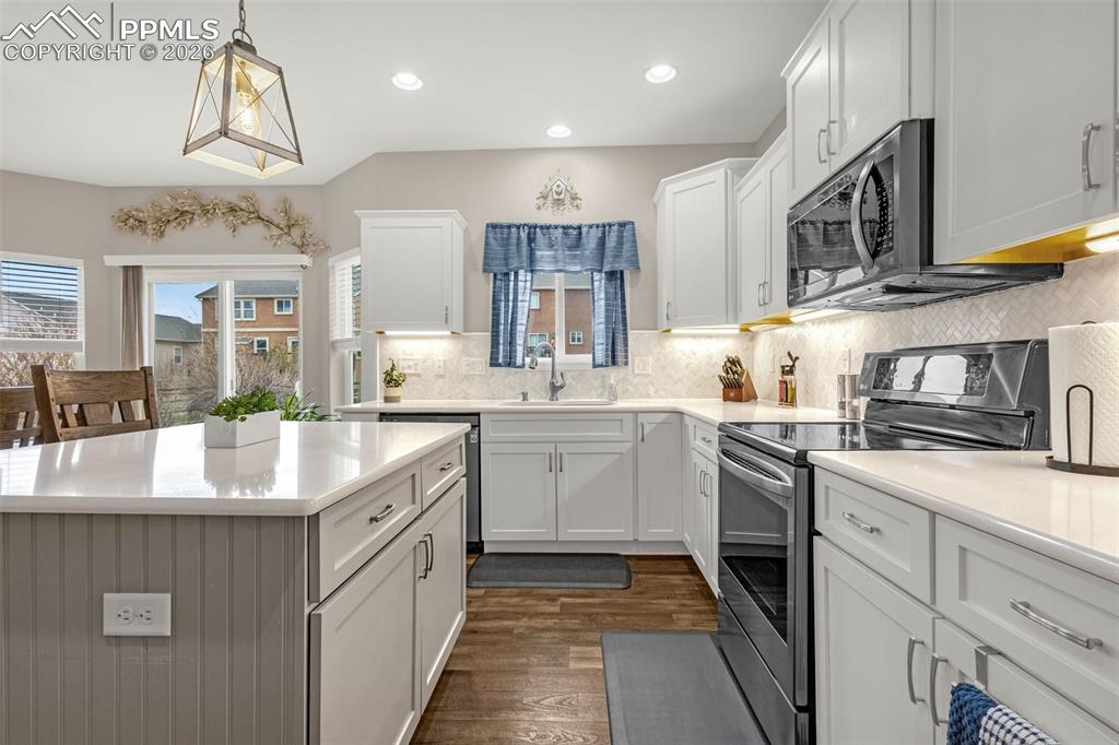 Image 10 of 48: Kitchen