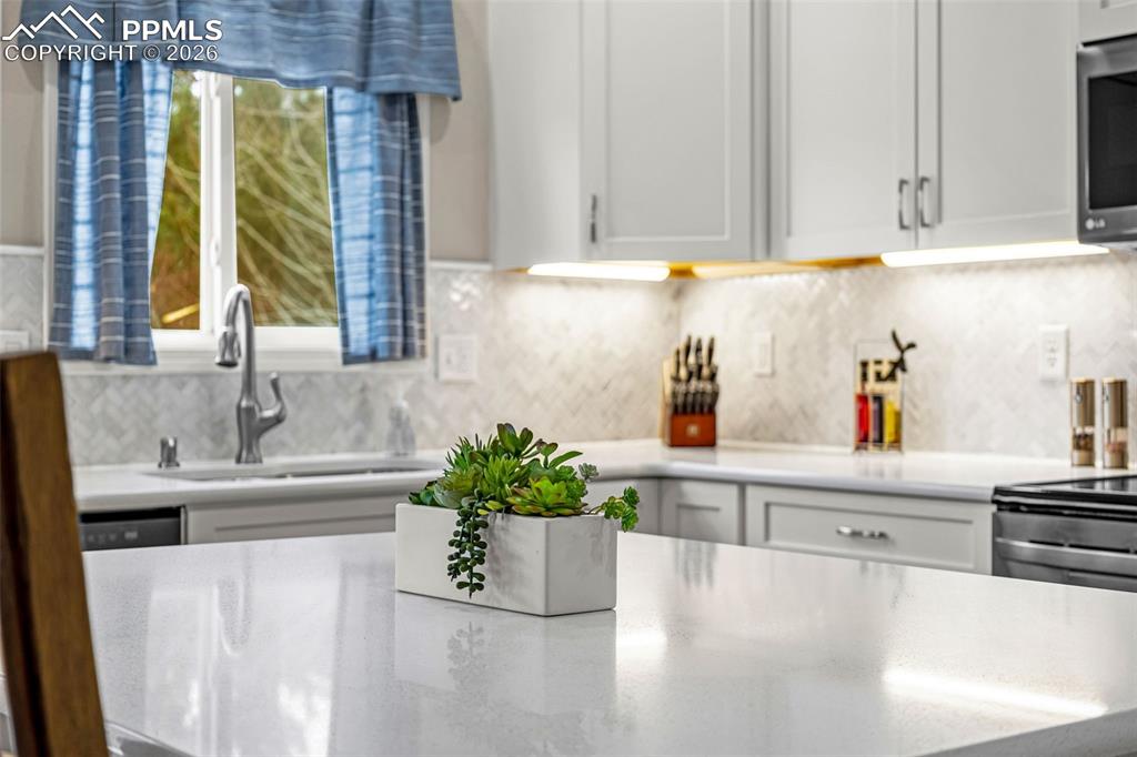 Image 11 of 48: Kitchen