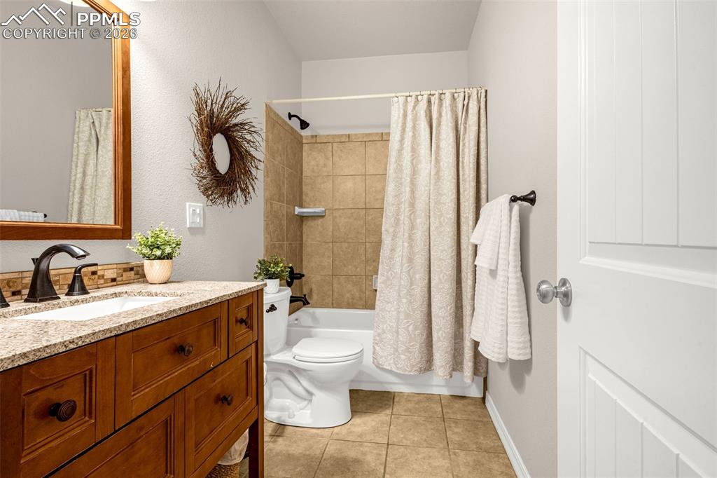 Image 31 of 48: Bathroom