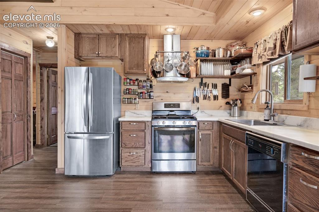 Image 12 of 40: Kitchen