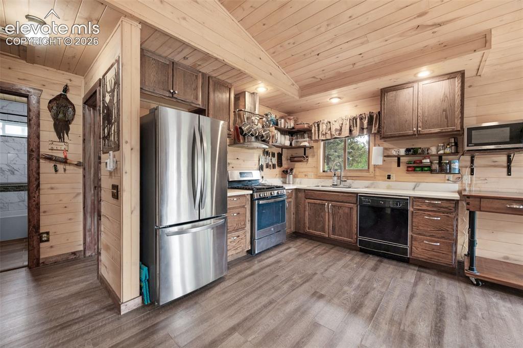 Image 13 of 40: Kitchen