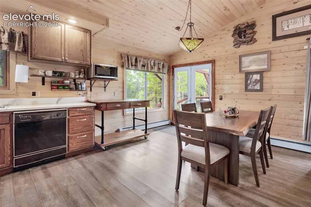 Image 14 of 40: Kitchen