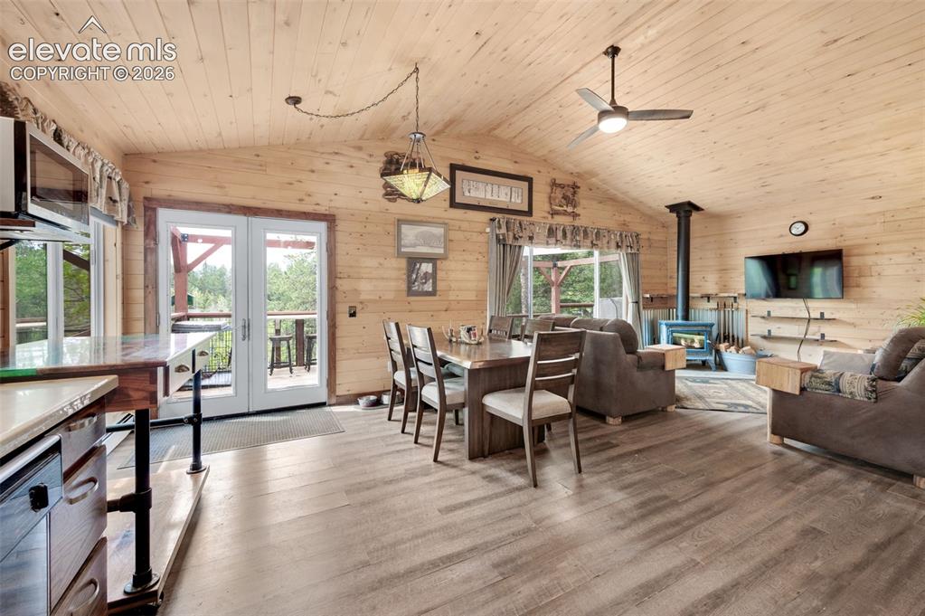 Image 15 of 40: Kitchen