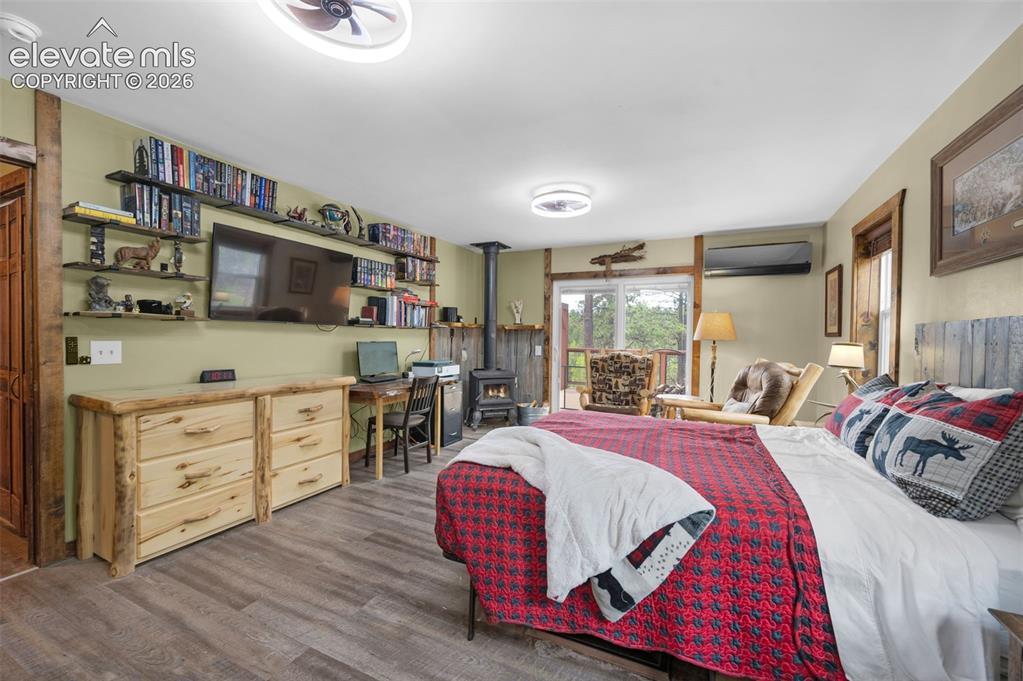 Image 18 of 40: Bedroom