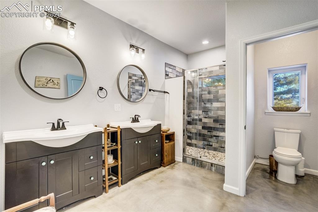 Image 14 of 40: Bathroom