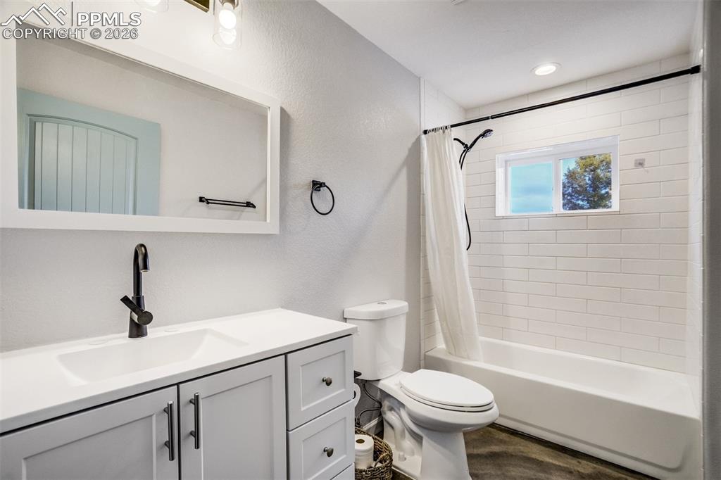 Image 17 of 40: Bathroom