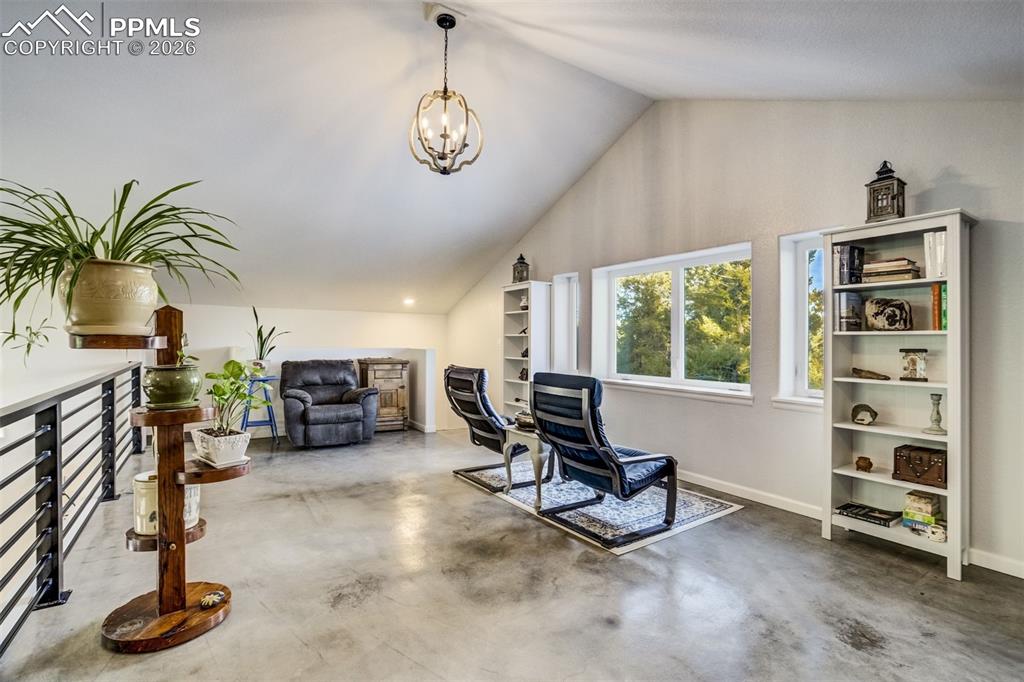 Image 19 of 40: Loft