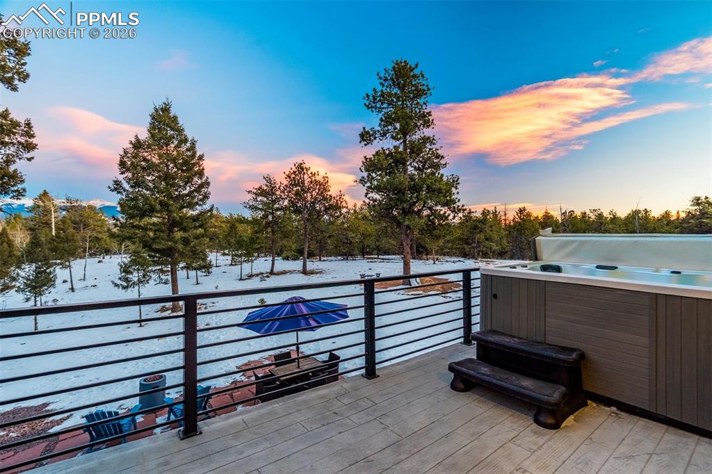 Image 24 of 40: Deck