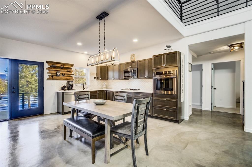 Image 7 of 40: Dining Area