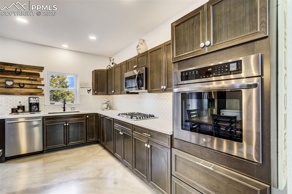 Image 8 of 40: Kitchen