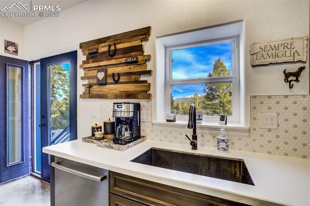 Image 9 of 40: Kitchen