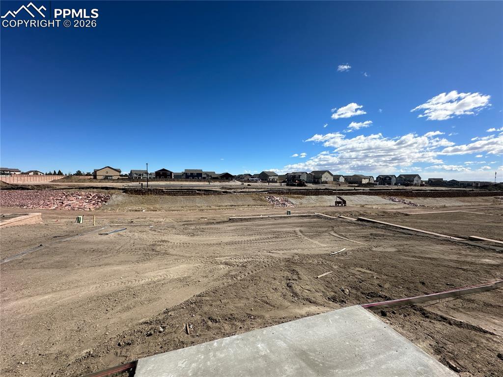 Image 34 of 36: Yard