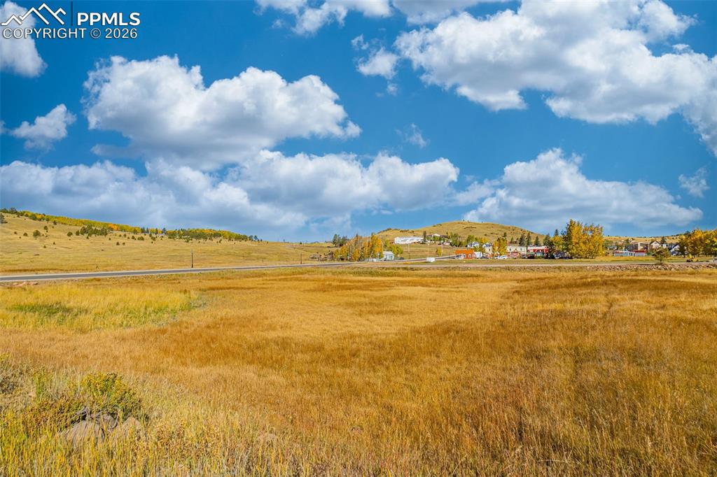 Image 19 of 24: Yard