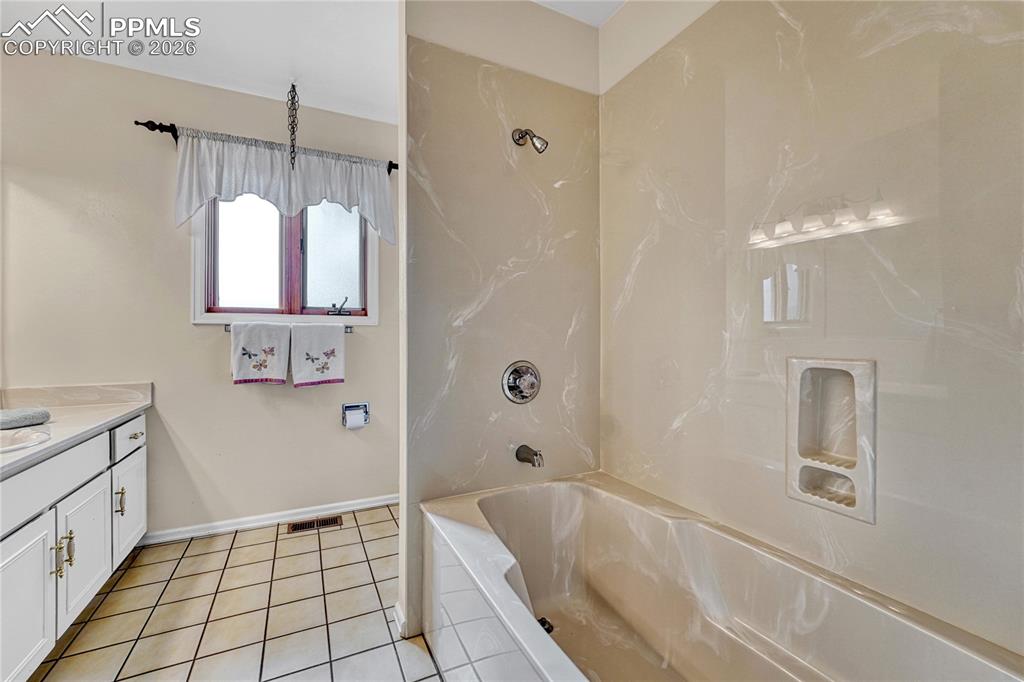 Image 20 of 49: Bathroom