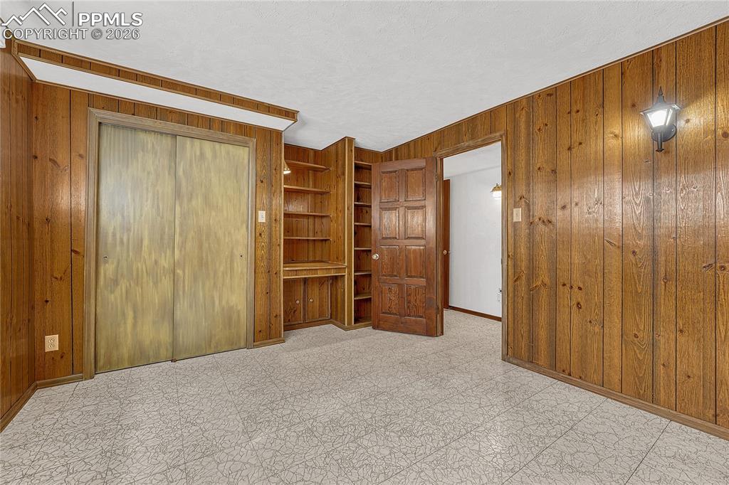 Image 31 of 49: Bedroom