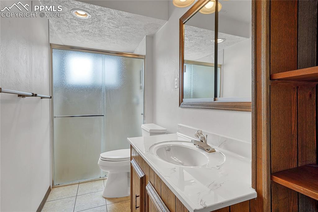 Image 32 of 49: Bathroom