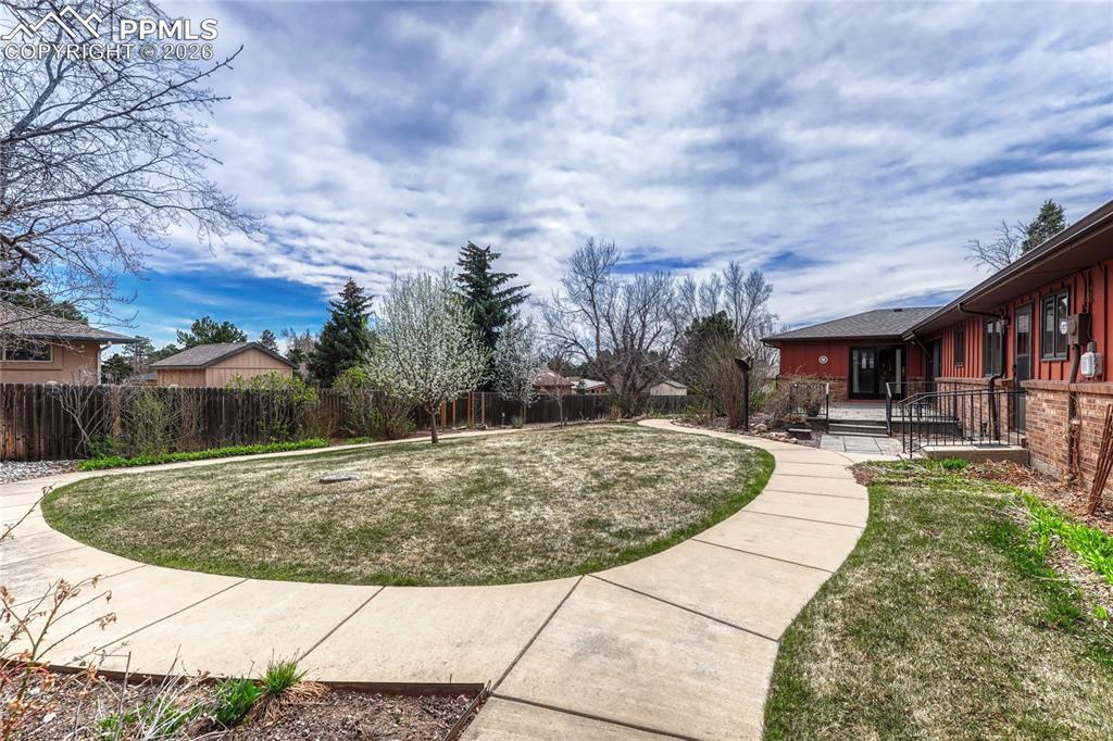 Image 37 of 49: Yard